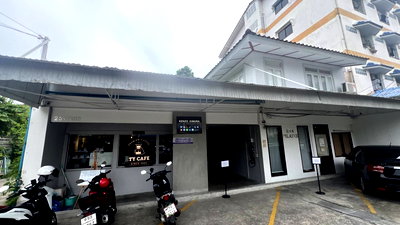 Office for rent DONKI Mall Thonglor   : Office/coffee shop for rent, 30 sq m, 2nd floor, Soi Pridi Banomyong 13, Sukhumvit 71 Road.