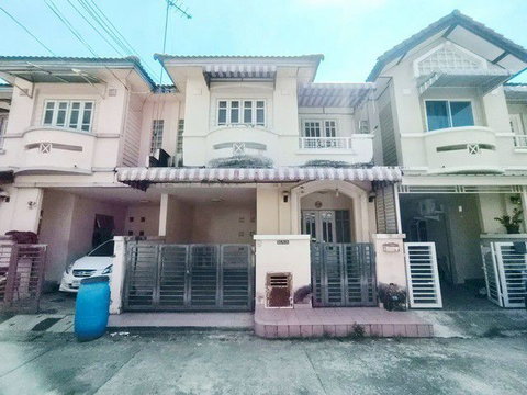 Urgent sale! Rare low price. Never occupied townhouse, ready to move in at Warangkool Village, Rangsit Khlong 3. Built-in kitchen included.