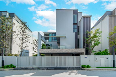 Houses for sale Bangkok-Chon Buri Motorway : For sale luxury house Vive 2 Krungthep Kreetha on Krungthep Kreetha Road.