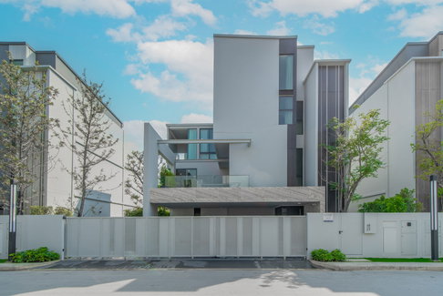 For sale luxury house Vive 2 Krungthep Kreetha on Krungthep Kreetha Road.