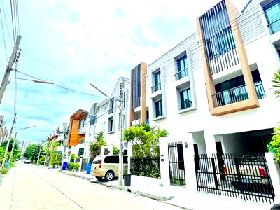เช่าทาวน์โฮม เซฟวัน โก ศรีสมาน : ถ.ติวานนท์ แจ้งวัฒนะ อิมแพ็ค เมืองทองธานี 900 ม. ทาวน์โฮม 3ชั้น 3นอน 3 น้ำ19 ตร.วา. 220 ตร.ม. สำนักงานที่ดิน ปากเกร็ด 2 กม.