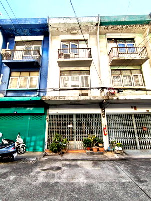 Shophouses for sale Bangkok : Urgent Sale!! Prime Commercial Building, Ladprao 101/1, near the Yellow Line BTS, less than 5 minutes walk to the station.