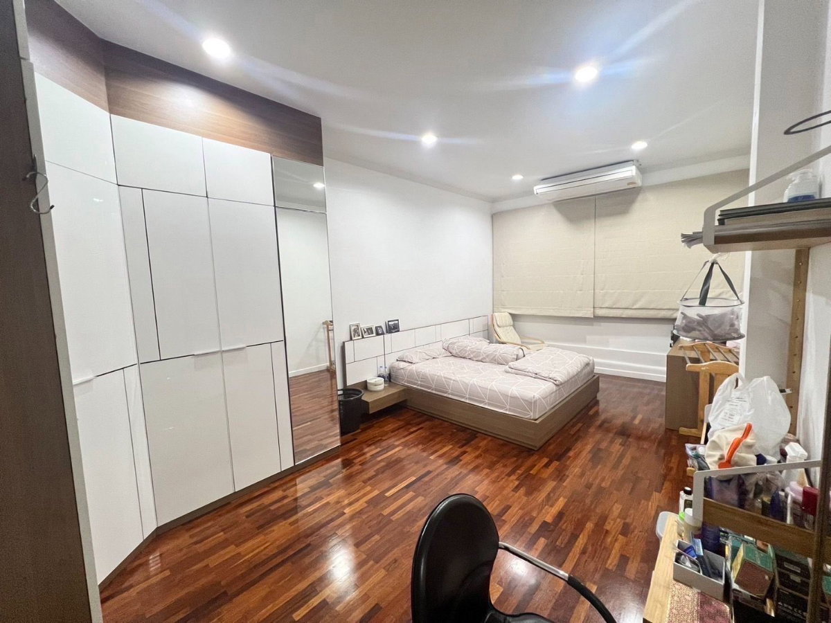 รูป  ขายอาคารพาณิชย์ 3 ห้อง 5.5 ชั้น ติดถนนใหญ่ สีลม ทำเลทองใจกลาง CBD กรุงเทพฯ หายากแล้ว - รูปที่ 10/10