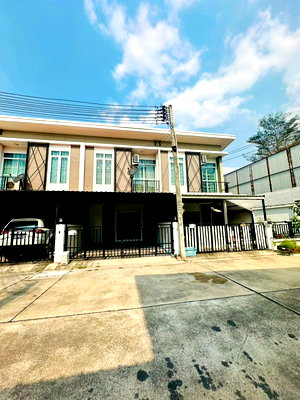 Townhouses for sale Si Racha Chonburi : Townhome for sale at The Central Life Sriracha. Great location, close to the city, very livable.