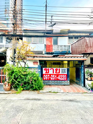 Townhouses for sale Nonthaburi : Townhouse for sale, located on Chaengwattana Road, at the entrance of Si Chai Thong 3 Village, behind Jasmine Building.