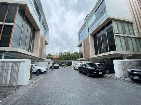 WS7156 🔥For Rent: 6-story Home Office on Soi Ratchada 32, near MRT Ladprao. Rent only 180,000 THB/month.