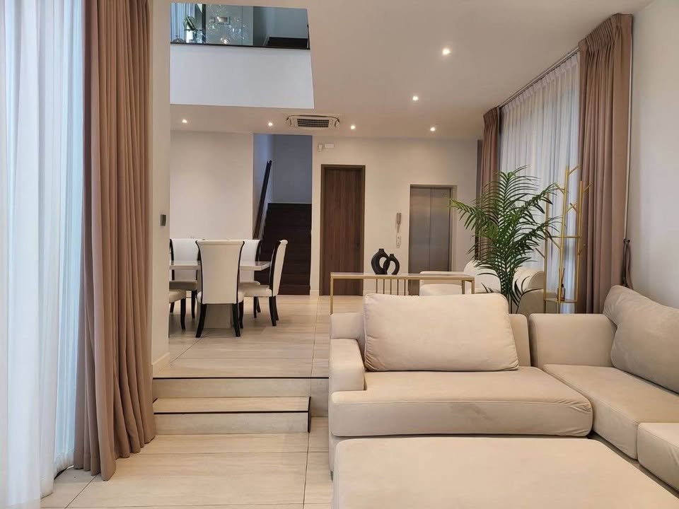 รูป P0657/ให้เช่า BuGaan Krungthep Kreetha บ้านเดี่ยวระดับ Luxury 3 ชั้น หลังมุม วิวสระว่ายน้ำ พร้อมลิฟต์ส่วนตัว - รูปที่ 8/30