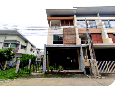Townhouses for sale Sukhothai Thammathirat Open University : FOR SALE  TOWNHOUSE PROPERTY  5876000 BAHT.