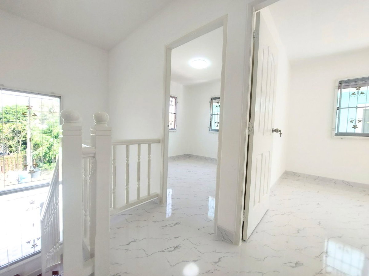 รูป บ้านใหม่ขนาดใหญ่ 50 ตร.ว. ใกล้สวนสาธารณะ โครงการดี ทำเลเด่น ครบจบในราคาเดียว ตัดสินใจวันนี้ โทรเลย 086-3351789 หรือทักไลน์เพื่อรับส่วนลดเพิ่มเติม! - รูปที่ 25/50