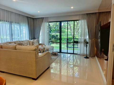 🔥 Urgent! Corner house — the best plot in the project at Burasiri Phatthanakan 87. Ready to close the deal, price negotiable!