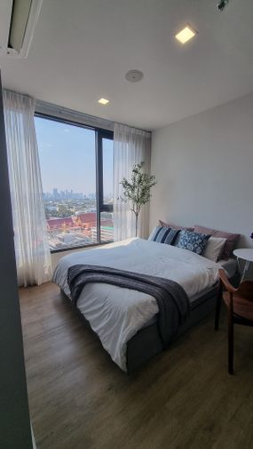 🚨 One of the best units in Ramkhamhaeng! High-floor Modiz Rhyme with open view — ready to move in. Call 063-6165390