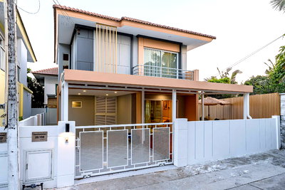 บ้านเดี่ยว ชลบุรี : บ้าน 2 ชั้น Minimal cozy style 3 ห้องนอน 2 ห้องน้ำ ที่ดิน 58 ตรว. (แปลงหัวมุม) พร้อมสระว่ายน้ำ ขนาดกําลังพอดี 40 ตรม. พร้อมอยู่