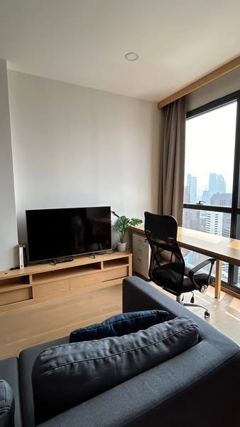 รูป Ashton Chula Silom【𝐑𝐄𝐍𝐓】🔥ห้องแต่งสวย มีไตล์ บิ้วและเฟอร์งานไม้ให้ความรู้สึกอบอุ่น โฮมมี่ในทุกมุม🔥 ติดต่อไลน์ไอดี: @hacondo - รูปที่ 3/6
