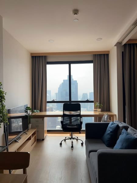 รูป Ashton Chula Silom【𝐑𝐄𝐍𝐓】🔥ห้องแต่งสวย มีไตล์ บิ้วและเฟอร์งานไม้ให้ความรู้สึกอบอุ่น โฮมมี่ในทุกมุม🔥 ติดต่อไลน์ไอดี: @hacondo - รูปที่ 4/6
