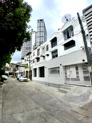 อาคารพาณิชย์ ม.ศรีนครินทรวิโรฒ วิทยาเขตประสานมิตร : 🏭🌟 ขายทาวน์เฮ้าส์ 2 คูหา พระราม 9 พร้อมผู้เช่า 🌟🏭  โอกาสลงทุนที่ “มีรายได้ทันที” เหมาะทั้งสายลงทุนและทำธุรกิจ 💼