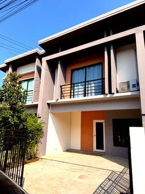 Townhouses for sale Nonthaburi : Beautiful 3-Bedroom Townhouse | 2 Baths | 2 Parking Spaces | Bright & Airy