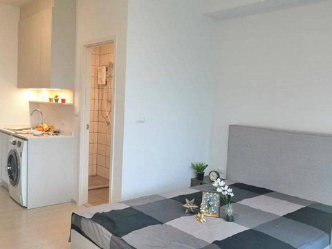 [Owner post] Best price for sell! Chapter one Eco Ratchada-Huaikhwang. A Cozy studio room with corner unit. High floor ready to transfer.