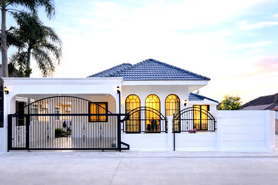 บ้านเดี่ยว บางละมุง ชลบุรี : บ้านพูลวิลล่าหัวมุมในโครงการเงียบสงบ ทรงโมเดิร์น ตกแต่งภายในหรูพร้อมเข้าอยู่ ทำเลชัยพรวิถึพัทยา