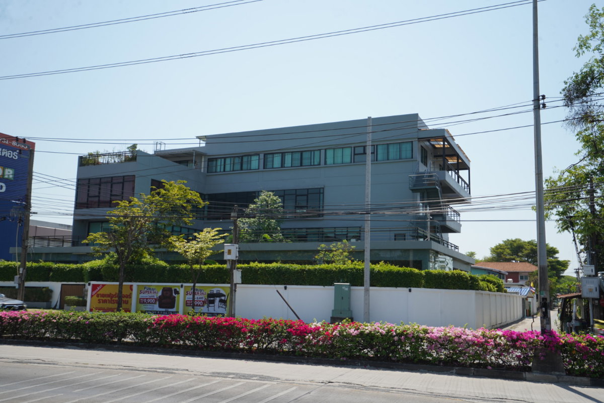 รูป ขายที่ดิน พร้อมอาคารพาณิชย์ 4 ชั้น และ 1 ชั้น ทำเลทอง ติดถนนเสรีไทย 90M - รูปที่ 2/31