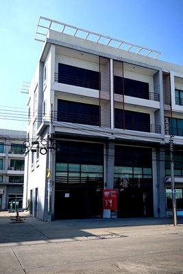 เช่าอาคารพาณิชย์ นนทบุรี : ให้เช่าอาคารพาณิชย์รีโนเวทใหม่ 2 ห้องทะลุติดกันห้องมุม ติดรร.สวนกุหลาบนนท์