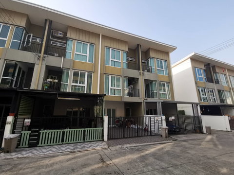 ทาวน์เฮ้าส์ 24.2 ตร.วา ทาวน์เฮ้าส์ เบล็สทาวน์ ศรีนครินทร์-หนามแดง บางพลี สมุทรปราการ 3.4M