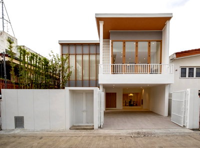 Houses for sale Ramkhamhaeng University : R160 🏡💸 Urgent Sale! Detached house in Rama 9 Soi 43, prime location. Selling with existing tenant, immediate income! Only 21.9 million baht.