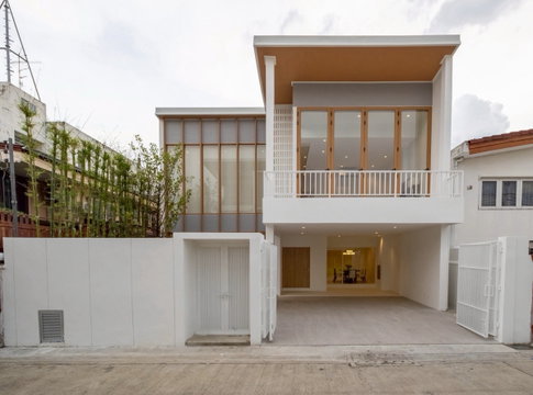 R160 🏡💸 Urgent Sale! Detached house in Rama 9 Soi 43, prime location. Selling with existing tenant, immediate income! Only 21.9 million baht.