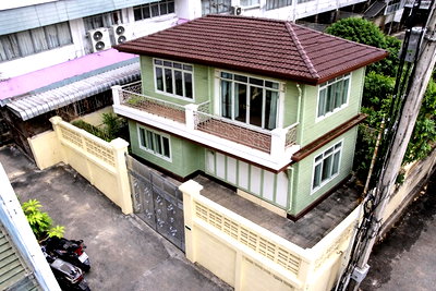 เช่าบ้านเดี่ยว วิทยาลัยพยาบาลกองทัพเรือ : MRT อิสระภาพ 11-17 บ้านเช่า 2 หลัง 7นอน 4 น้ำ 60ตรว. 240ตร.ม. ใกล้ BIG C อิสรภาพ 199ม. และ BTS วงเวียนใหญ่ 1.1 กม.
