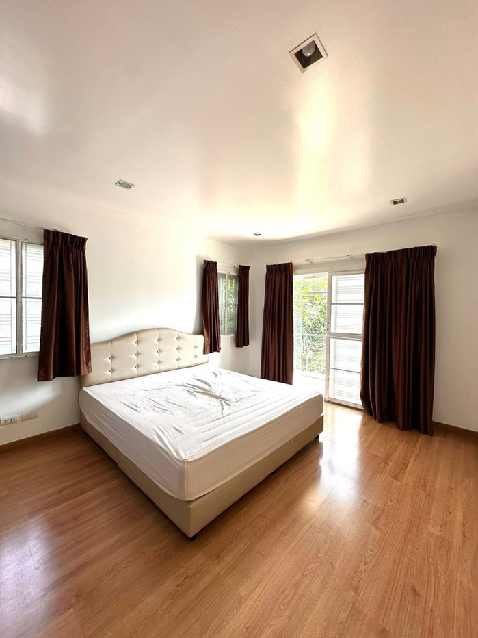 รูป ปล่อยเช่า บ้านเดี่ยว The plant แจ้งวัฒนะ (ในเมืองทองธานี) ทำเลใจกลางเมือง มีสวนหน้าบ้าน 🌳  สงบ มีส่วนกลาง มีสวนสาธารณะและสระว่ายน้ำ Fitness ครบ  - รูปที่ 3/6