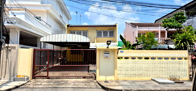 Houses for rent Bangkok : Empty house for rent in Soi Pattanakan 53  , cheap price , convenience for transportation