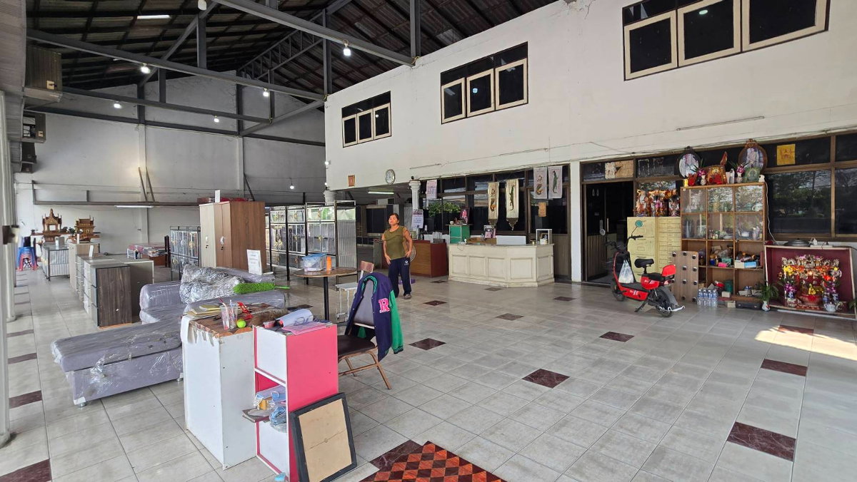 picture For rent: Four shop units, suitable for retail or as a warehouse. - 4/6