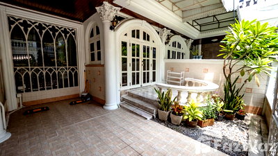 Townhouses for rent Bangkok : 5 Bedroom Townhouse for rent in Khlong Tan Nuea, Bangkok  1085890