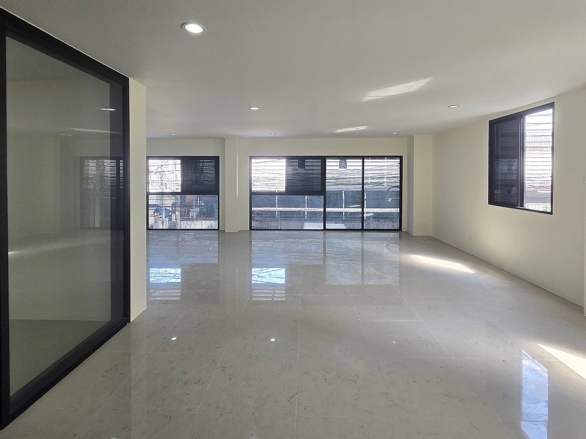 รูป ให้เช่าอาคารพาณิชย์รีโนเวทใหม่ 2 ห้องทะลุติดกันห้องมุม ติดรร.สวนกุหลาบนนท์ - รูปที่ 6/13