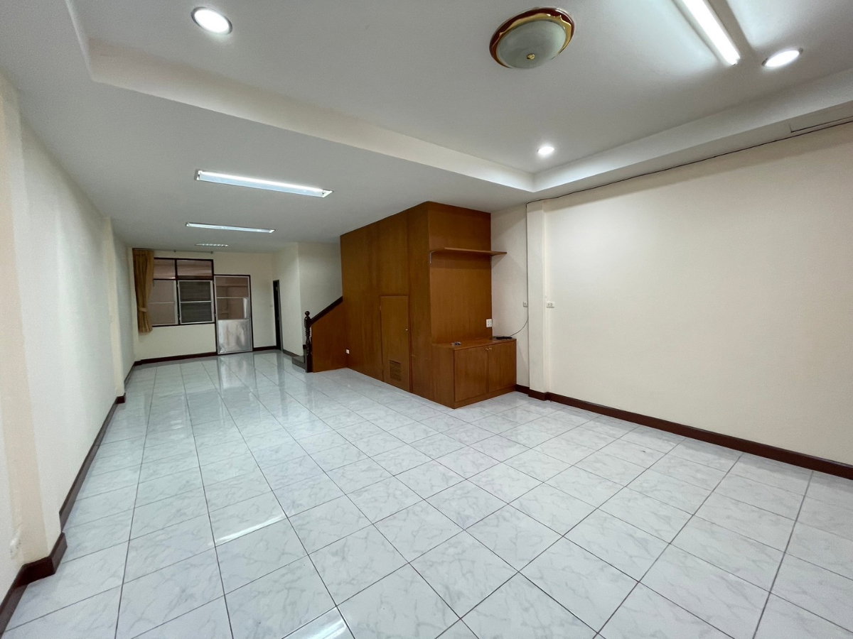 รูป T 1504 ให้เช่า ทาวน์เฮ้าส์ 2 ชั้น ซอยอุดมสุข 51 บ้านสวย สภาพดี ทำเลใกล้ BTS ทั้งสายสีเหลืองและสีเขียว เหมาะสำหรับพักอาศัย ราคา 20,000 บาท - รูปที่ 2/10