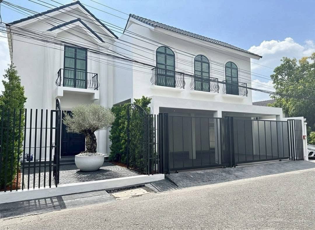 รูป 🏠🔥 Luxury Pool Villa @ ลาดพร้าว | รีโนเวทใหม่ พร้อมอยู่ 🔥🏠 🏊‍♂️ สระว่ายน้ำระบบเกลือ (Private Pool) - รูปที่ 1/20