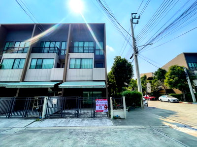 Townhouses for sale TRIAMUDOMSUKSANIMKLAO SCHOOL : Baan Klang Muang Ladprao–Serithai Project, corner unit | 25.6 sq.wah | 152 sq.m.