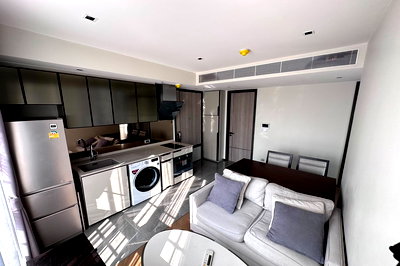 Condos for sale Ekamai International School : Sale with tenant ! The Reserve Sukhumvit 61, 2 bedroom, 1 bathroom, corner room !! Code C20230900452 furnished, ready to move in, Special Deal!!📣📣