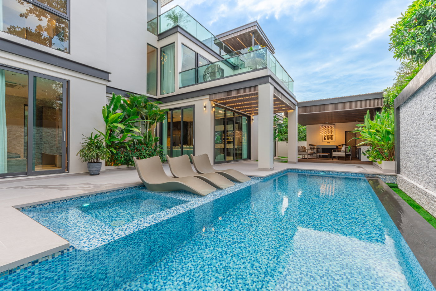 รูป 6 Bedroom Luxury Pool Villa for Sale in Na Jomtien Pattaya - รูปที่ 2/30