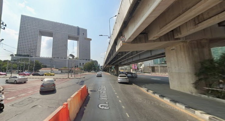 รูป ขายด่วน ที่ดินติดถนนรัชดาภิเษก ใกล้เมเจอร์รัชโยธินเพียง 500 เมตร ราคาถูกที่สุดแปลงสุดท้าย ติดต่อ 063-363-4664 - รูปที่ 3/5