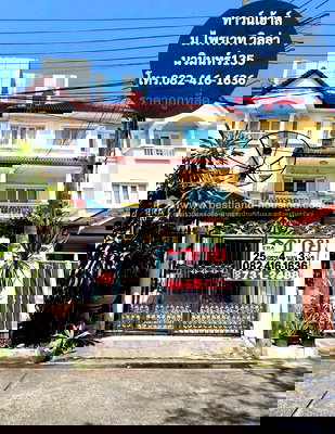 โฮมออฟฟิศ ถนนนวมินทร์ : ขายทาวน์โฮม​ 3 ชั้น Private villa โลเคชั่นดี  ราคาถูกที่สุดในย่าน