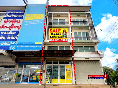 Shophouses for sale Bueng Kum : 3.5-storey commercial building with a basement, located on Ratchada–Ram Inthra Road at the entrance of Soi Nawamin 74