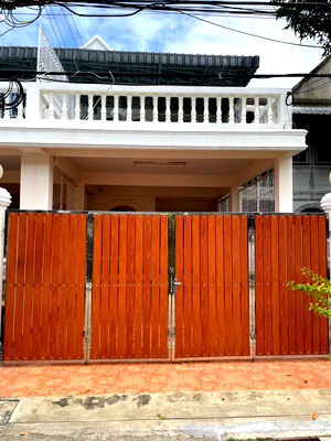 เช่าทาวน์โฮม เซ็นทรัล พลาซ่า บางนา : T 1504 ให้เช่า ทาวน์เฮ้าส์ 2 ชั้น ซอยอุดมสุข 51 บ้านสวย สภาพดี ทำเลใกล้ BTS ทั้งสายสีเหลืองและสีเขียว เหมาะสำหรับพักอาศัย ราคา 20,000 บาท