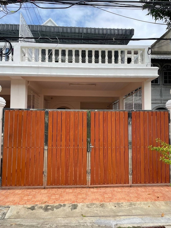 รูป T 1504 ให้เช่า ทาวน์เฮ้าส์ 2 ชั้น ซอยอุดมสุข 51 บ้านสวย สภาพดี ทำเลใกล้ BTS ทั้งสายสีเหลืองและสีเขียว เหมาะสำหรับพักอาศัย ราคา 20,000 บาท - รูปที่ 1/10