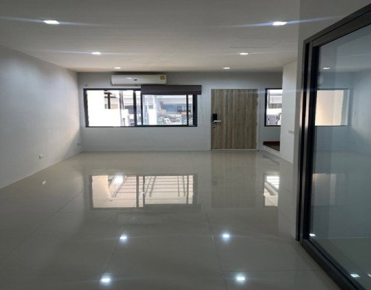 รูป ให้เช่า ทาวน์โฮม 4 ชั้น ซอยนาคนิวาส 48 / โครงการ เดอะลอฟท์ บาย ไอ-เซน ลาดพร้าว 71 / บ้านสวยมาก / แอร์ทั้งหลัง / อยู่อาศัย หรือ Home Office - รูปที่ 4/10