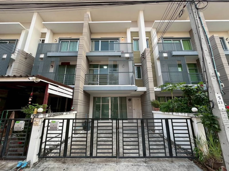 Houses for sale : Town Plus Prachauthit 90 📍 Prime location — next to Big C Pracha Uthit