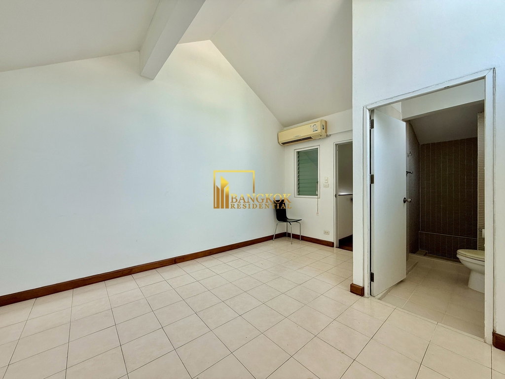 รูป Very Spacious 4 Bedroom House For Rent in Ekkamai Area - BR8448SH - รูปที่ 33/39