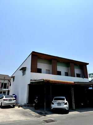 ทาวน์โฮม ม.ศรีปทุม วิทยาเขตชลบุรี : ทาวน์เฮ้าส์ 2 ชั้นหลังมุมเพิ่งรีโนเวท  เหมาะสำหรับทำธุรกิจ ร้านค้า คลินิก ขายทาวน์เฮาส์ริมถนนทางเข้า วัด บุญญราศรี ต.คลองตำหรุ อ. เมืองชลบุรี ชลบุรี