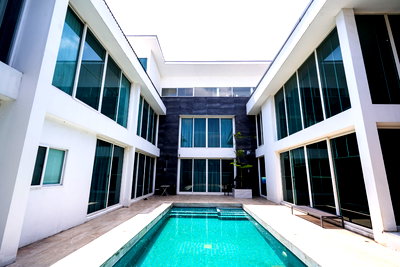 Houses for sale Samut Prakarn : Luxury house for sale with private pool near Mega Bangna