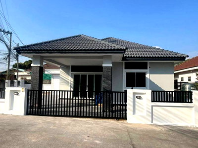 Houses for sale Chonburi : Single house for sale, Legacy Village, Sriracha, Chonburi. Quiet and pleasant neighborhood.