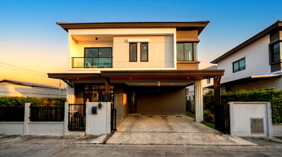 Houses for sale Tesco Lotus Lam Luk Ka Khlong 6 : Beautifully Decorated Corner Unit | For Sale: Grand Britania Wongwaen-Ramintra